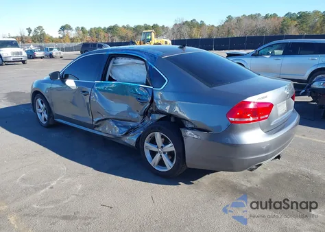 2015 Volkswagen Passat 1.8T Limited Edition z USA, uszkodzony, nr VIN 1VWAT7A31FC117040